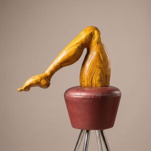 Scultura "Gamba" in Legno Scolpito