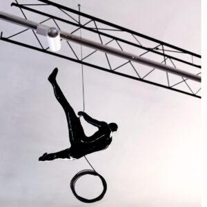 Scultura Sospesa "The Climber" – Resina Blu Cobalto